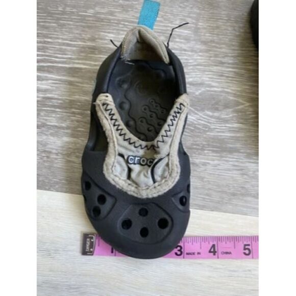 Crocs Kids Micah Black  Tan Sandals Size  5/6? Please Read - Picture 2 of 7